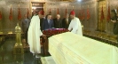 Laying a wreath on the tombs of the kings Mohammed V and Hasan II