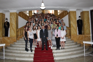 Minister Dacic with students of the First Belgrade High School