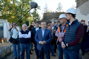 Minister Dacic visited the construction of apartments for refugees in Golubinci