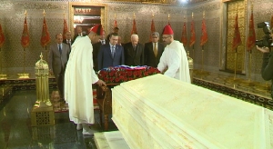 Laying a wreath on the tombs of the kings Mohammed V and Hasan II