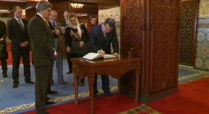 Laying a wreath on the tombs of the kings Mohammed V and Hasan II