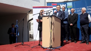 Ivica Dacic at a ceremony to hand keys to 30 apartments to refugees 