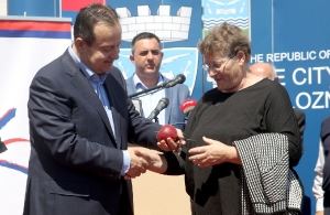 Ivica Dacic at a ceremony to hand keys to 30 apartments to refugees 