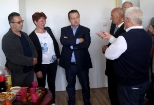 Ivica Dacic at a ceremony to hand keys to 30 apartments to refugees 