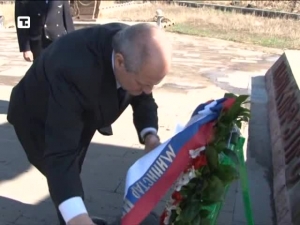 Mrkic at the monument to Yugoslav pilots