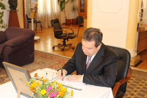 Minister Dacic signed the book of condolences at the Embassy of India in Belgrade