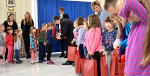 Minister Dacic recived children from Vukovar 2