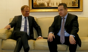 Minister Dacic welcomes Donald Tusk at Belgrade airport