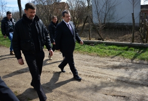 Minister Dacic with the family of perished Jovica Stepic