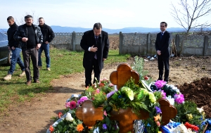 Minister Dacic with the family of perished Jovica Stepic