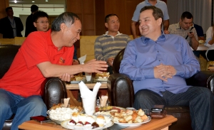 Minister Dacic and Ambassador Li Mancang watch the game of womens finals in volleyball