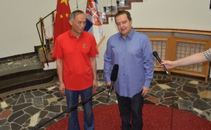 Minister Dacic and Ambassador Li Mancang watch the game of womens finals in volleyball