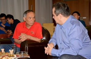 Minister Dacic and Ambassador Li Mancang watch the game of womens finals in volleyball