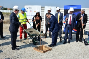 Minister Dacic laid a foundation stone today for the construction of 235 apartments for refugees