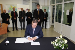 Minister Dacic signed the book of condolence at the Embassy of Germany to Belgrade