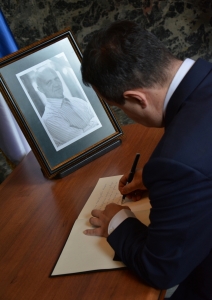 Minister Dacic signed the book of condolences on the death of Ambassador Potezica