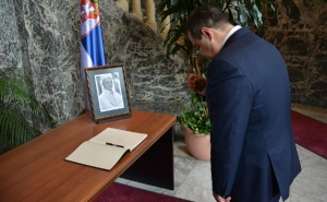 Minister Dacic signed the book of condolences on the death of Ambassador Potezica