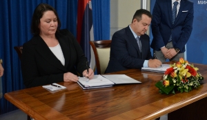 Minister Dacic and Karla Robin Hershey sign agreement