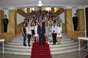 Minister Dacic with students of the First Belgrade High School