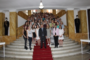 Minister Dacic with students of the First Belgrade High School