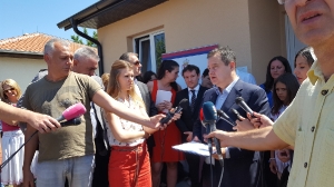 Minister Dacic delivered keys to a prefabricated house to the 1000th end-user