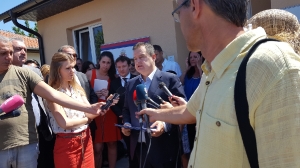 Minister Dacic delivered keys to a prefabricated house to the 1000th end-user