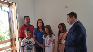 Minister Dacic delivered keys to a prefabricated house to the 1000th end-user