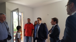 Minister Dacic delivered keys to a prefabricated house to the 1000th end-user