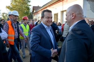 Minister Dacic visited the construction of apartments for refugees in Golubinci