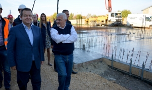 Minister Dacic visited the construction of apartments for refugees in Golubinci