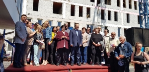Ivica Dacic at a ceremony to hand keys to 30 apartments to refugees 