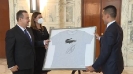 Dačić poklonio Di Maju majicu i lopticu sa potpisom Djokovića