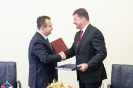 Ministri Dačić i Lajčak potpisali Sporazum o bavljenju plaćenim poslovima članova porodica zaposlenih u njihovim diplomatskim misijama [09.09.2019.]