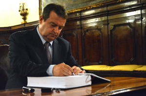 Ministar Dačić upisao se u knjigu žalosti u italijanskoj ambasadi