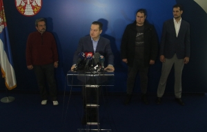 Ivica Dačić sa građanima evakuisanim iz Vuhana