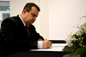 Министар Дачић се уписао у књигу жалости у Амбасади Немачке
