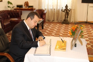 Министар Дачић уписао се у књигу жалости у амбасади Индије