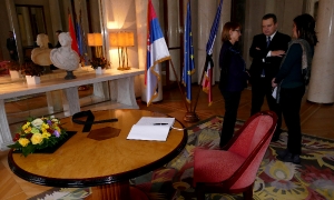 Министар Дачић уписао се у књигу жалости у амбасади Француске