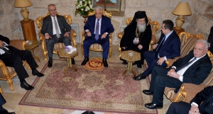 Patrijarh Teopilus III , predsednik Palestine Abas i ministar Dačić,  pred večeru za Badnje veče