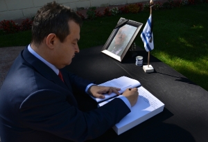 Министар Дачић уписао се у књигу жалости у амбасади Израела
