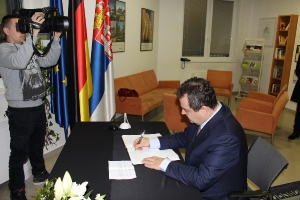 Министар Дачић се уписао у Књигу жалости у Амбасади Немачке у Београду