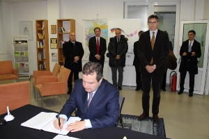 Министар Дачић се уписао у Књигу жалости у Амбасади Немачке у Београду