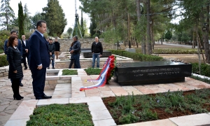 Ministar Dačić položio venac na grob Šimonu Peresu 