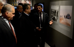 Ministar Dačić položio venac na grob Jasera Arafata