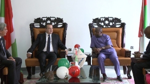 Дачића са генералним секретаром владајуће партије у Бурундију Еваристом Ндађишимијем